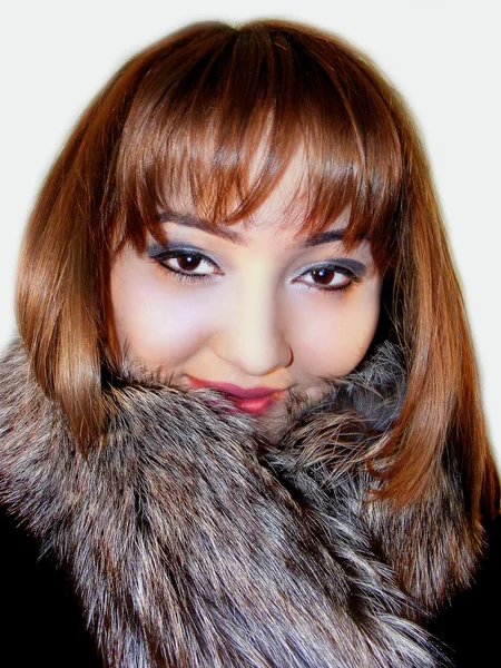 Beautiful girl in fur coat — Stockfoto