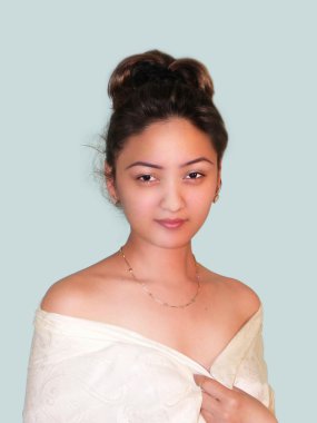 Beyaz şal ile güzel kız