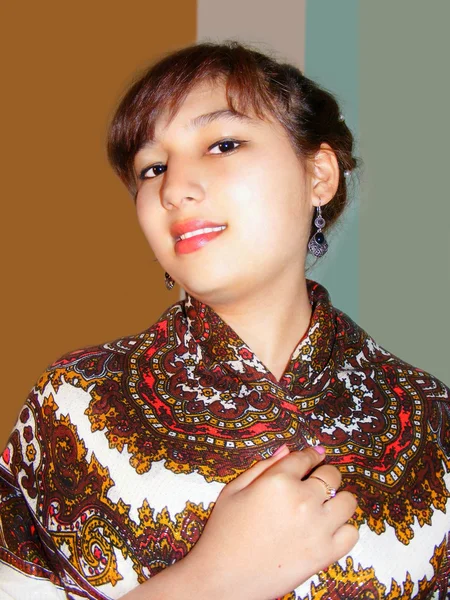 Vacker flicka med sjal — Stockfoto