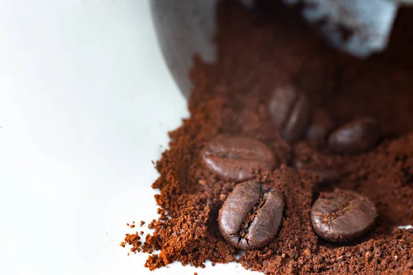 Gemalen Koffie Een Omgekeerde Zijkant Koffiemolen Met Een Koffiebonen Close — Stockfoto