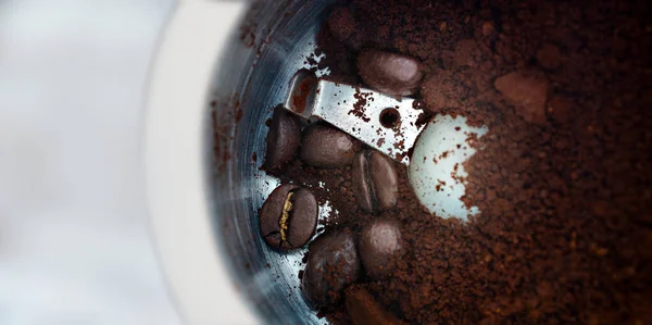 コーヒー豆とコーヒーグラインダーでコーヒーを挽く クローズアップ 垂直方向の眺め コピースペース ストック写真