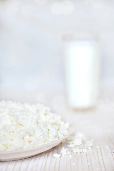 Queso Cabaña Platillo Foco Sobre Fondo Borroso Con Vaso Yogur — Foto de Stock