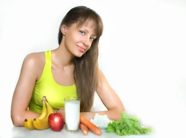 女性は彼女の健康を心配している 彼女は健康的な食べ物を食べて スポーツウェアでテーブルの近くに座っている 白い背景に隔離されている コピースペース 水平方向 ロイヤリティフリーのストック画像