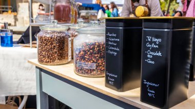 Bir markette kahve ve bitki çayı karışımı dolu farklı konteynırlar.