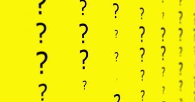  Sarı arkaplanda soru işaretleri olan soyut bir arkaplan. 3 boyutlu görüntüleme. Seçici odaklanma. Kusursuz döngülü 4k animasyonu