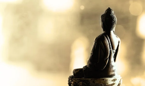 Baksidan Att Meditera Buddha Staty Bokeh Bakgrund Varma Färger Begreppet — Stockfoto