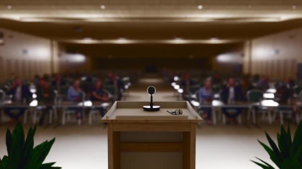 Muitas pessoas sentam-se no salão grande na conferência. Luz do projetor através do microfone. Animação 3D profissional 4K — Vídeo de Stock