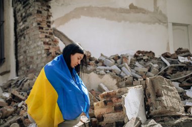 Ukrayna 'da savaş yok. Kız Ukrayna bayrağına sarılmış. arkaplan yok edildi