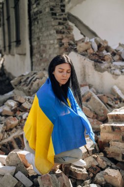 Ukrayna 'da savaş yok. Kız Ukrayna bayrağına sarılmış. arkaplan yok edildi