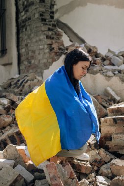 Ukrayna 'da savaş yok. Kız Ukrayna bayrağına sarılmış. arkaplan yok edildi
