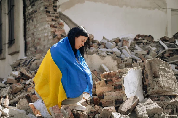 Inget Krig Ukraina Flickan Insvept Ukrainas Flagga Bakgrund Förstört Hus — Stockfoto