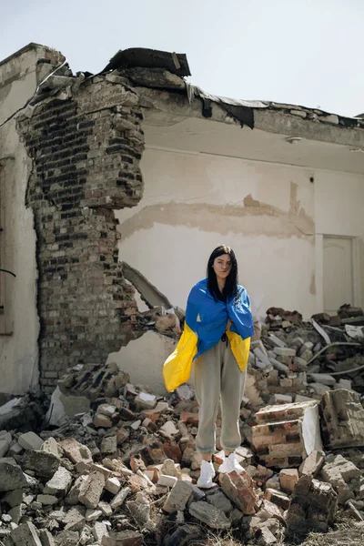 Україні Немає Війни Дівчину Загорнуто Український Прапор Будинок Зруйнований — стокове фото