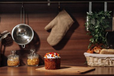 Mutfak masasında Ester ekmekleri ve renkli yumurtalar.