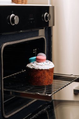 Fırında Ester ekmeği ve renkli yumurtalar.