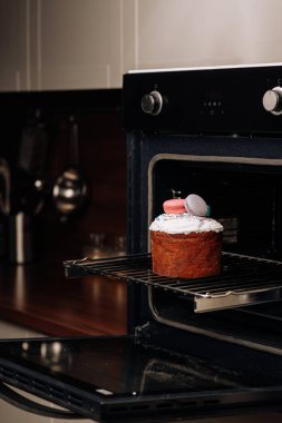 Fırında Ester ekmeği ve renkli yumurtalar.