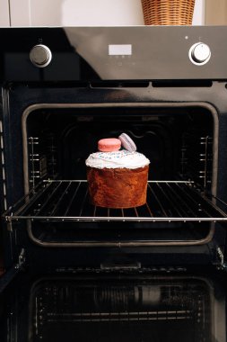 Fırında Ester ekmeği ve renkli yumurtalar.