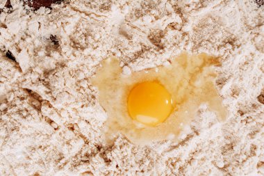 Arka planda kek pişirme, ahşap üzerine kek malzemesi ve üst kase un yumurtalarından elde edilen pasta malzemesi. Yüksek kalite fotoğraf