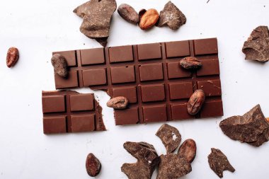 Beyaz arka planda siyah çikolata izole edilmiş. Yüksek kalite fotoğraf