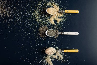 Tahta arka planda tahıl gevrekleri. Yüksek kalite fotoğraf