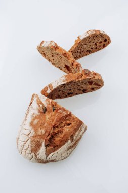 Beyaz arka planda dilimlenmiş ekmek. Yüksek kalite fotoğraf.
