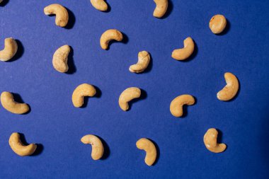 Mavi arka planda kaju deseni. Çatlak yaratıcı tasarımı. Üst Manzara. Yüksek kalite fotoğraf