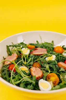 Sarı arka planda salata malzemeleri. Sağlıklı yiyecekler. Yüksek kalite fotoğraf