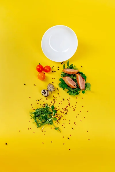 Składniki Sałatki Żółtym Tle Zdrowe Jedzenie Wysokiej Jakości Zdjęcie — Zdjęcie stockowe