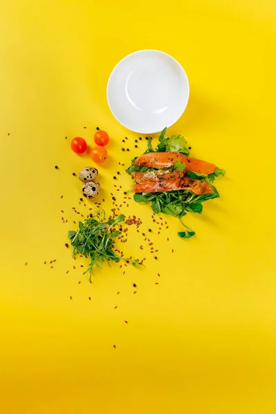 Składniki Sałatki Żółtym Tle Zdrowe Jedzenie Wysokiej Jakości Zdjęcie — Zdjęcie stockowe