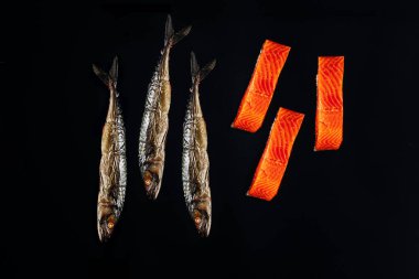 Esmer taştan arka planda füme uskumru balığı. Süper manzara. Yüksek kalite fotoğraf