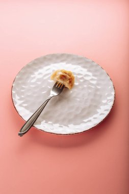 Pembe arka planda bir tabakta hamur köftesi. Yüksek kalite fotoğraf