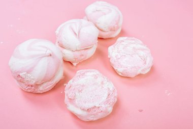 Pembe ve beyaz Bizet 'in pembe arka plandaki kompozisyonu. Top Wiev. Yüksek kalite fotoğraf