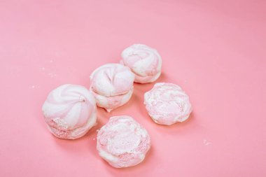 Pembe ve beyaz Bizet 'in pembe arka plandaki kompozisyonu. Top Wiev. Yüksek kalite fotoğraf