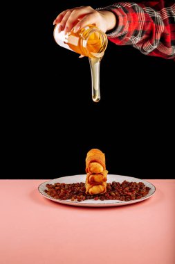 Siyah arka planda ballı krepler. Yüksek kalite fotoğraf