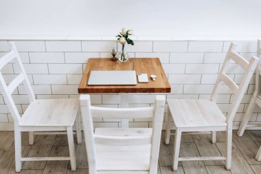 Modern erkek aletleri seti kahverengi masada. Bilgisayar, telefon, saat, kulaklık. İş. Yüksek kalite fotoğraf