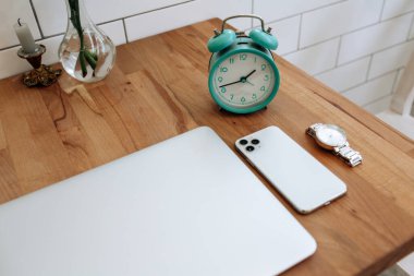 Modern erkek aletleri seti kahverengi masada. Bilgisayar, telefon, saat, kulaklık. İş. Yüksek kalite fotoğraf