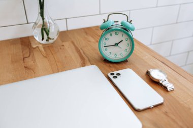 Modern erkek aletleri seti kahverengi masada. Bilgisayar, telefon, saat, kulaklık. İş. Yüksek kalite fotoğraf