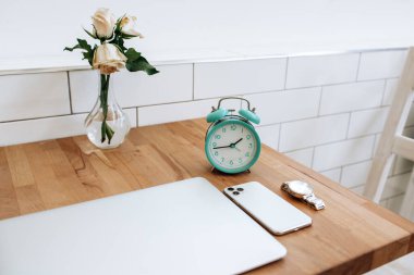 Modern erkek aletleri seti kahverengi masada. Bilgisayar, telefon, saat, kulaklık. İş. Yüksek kalite fotoğraf