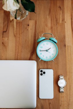 Modern erkek aletleri seti kahverengi masada. Bilgisayar, telefon, saat, kulaklık. İş. Yüksek kalite fotoğraf