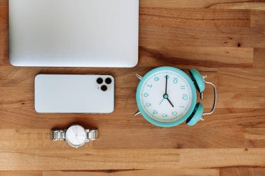 Modern erkek aletleri seti kahverengi masada. Bilgisayar, telefon, saat, kulaklık. İş. Yüksek kalite fotoğraf