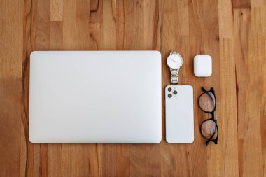 Modern erkek aletleri seti kahverengi masada. Bilgisayar, telefon, saat, kulaklık. İş. Yüksek kalite fotoğraf