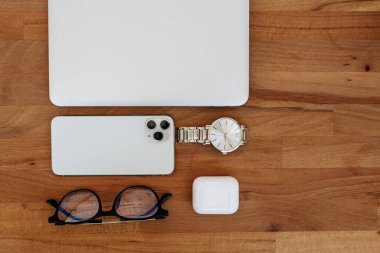 Modern erkek aletleri seti kahverengi masada. Bilgisayar, telefon, saat, kulaklık. İş. Yüksek kalite fotoğraf