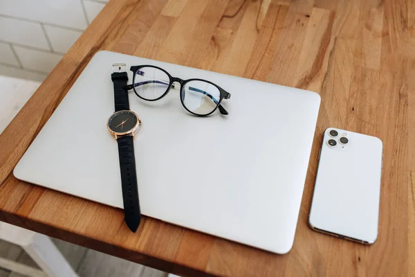 Zestaw Nowoczesnych Gadżetów Męskich Brązowym Stole Laptop Telefon Zegarek Słuchawki — Zdjęcie stockowe