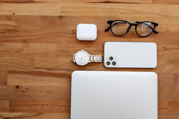Modern erkek aletleri seti kahverengi masada. Bilgisayar, telefon, saat, kulaklık. İş. Yüksek kalite fotoğraf