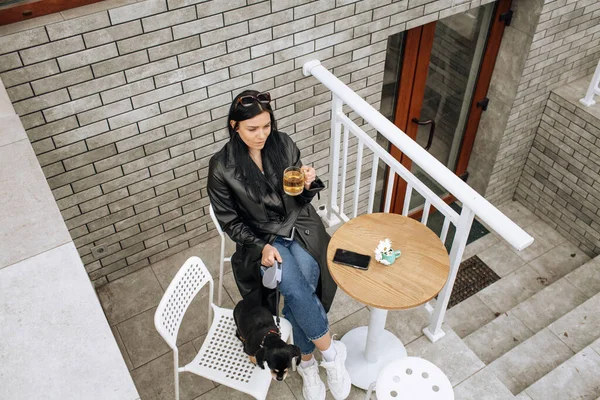 Vacker Flicka Modell Äter Ett Café Gatan Med Svart Hund — Stockfoto