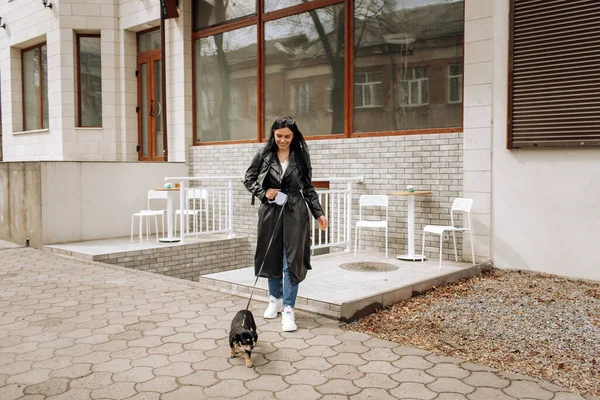 Gyönyörű Lány Modell Sétáltatja Kutyát Városban Kiváló Minőségű Fénykép — Stock Fotó