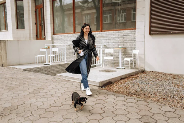 Modelo Hermosa Chica Pasea Perro Ciudad Foto Alta Calidad — Foto de Stock