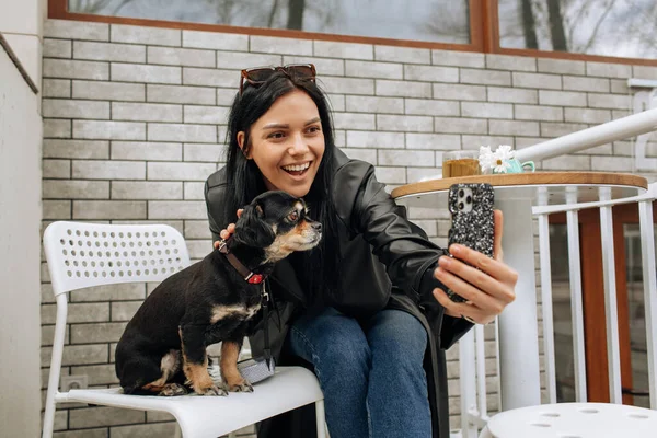 Vacker Flicka Modell Äter Ett Café Gatan Med Svart Hund Stockbild