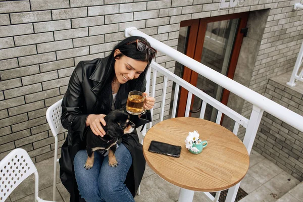 Vacker Flicka Modell Äter Ett Café Gatan Med Svart Hund Stockbild