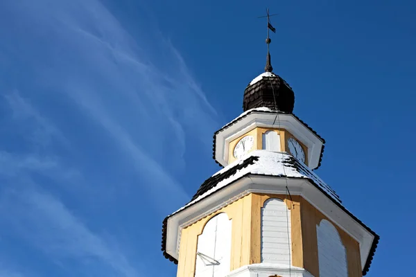 Una Torre Gialla Dell Orologio Una Vecchia Chiesa Con Cielo — Foto Stock