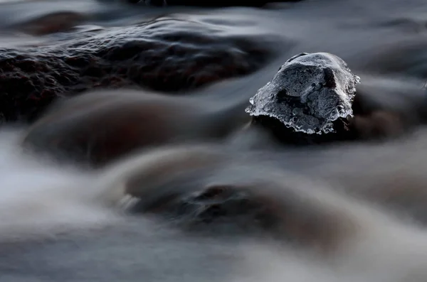 Agua Corriendo Libremente Sobre Piedras Rápidos — Foto de Stock